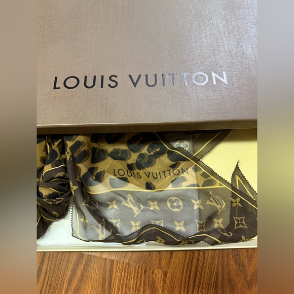Authentic Rare Silk Louis Vuitton Scarf - Like New - Picture 14 of 14